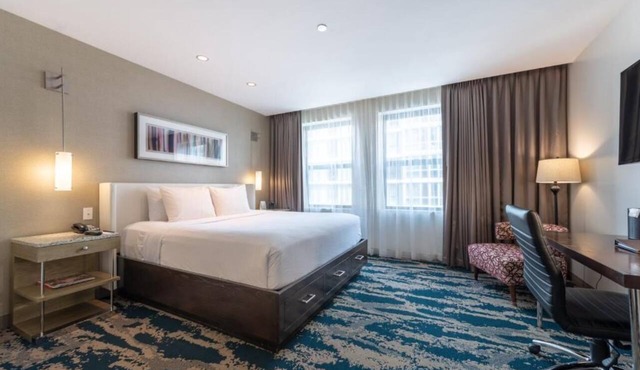 River North Gem! Near Magnificent Mile and Chicago Riverwalk! Pets Allowed.