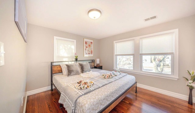 Romantic 2BR Quincy Retreat Pet-Friendly Wollaston Beach & Red Line 74R