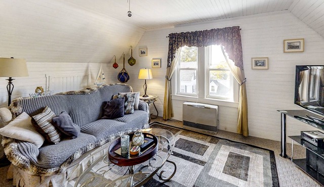 Romantic Crow's Nest Hideaway with Deck and Treetop Vistas – Walk to Downtown