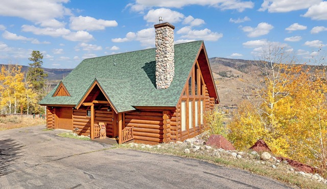 Rustic Mountain Escape with Panoramic Views
