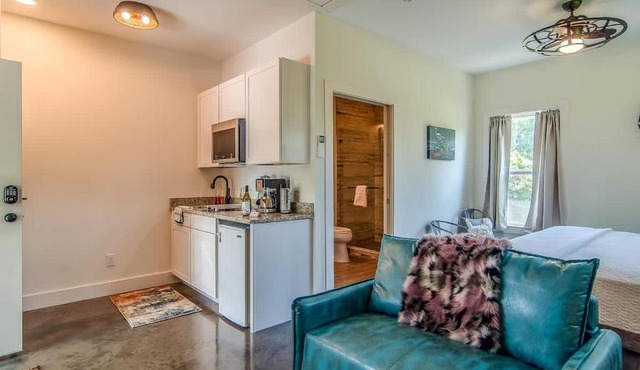 Rustic Studio Walkable to Music Row! by Stay Local Nashville