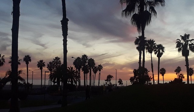 Santa Monica Walk To Beach, Bike Path, Shops and Restaurants