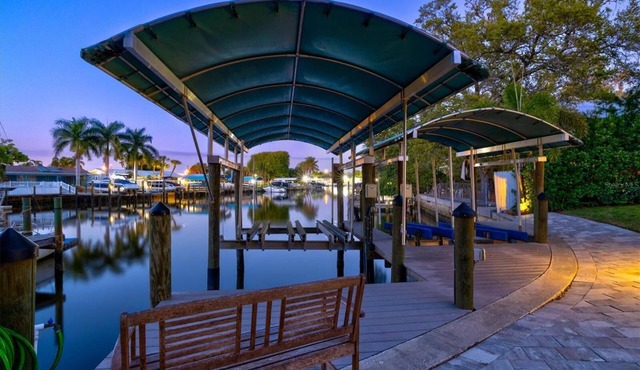 Sarasota Waterfront - Boat Dock poo/spa, kayaks -12 min to Lido Beach & Downtown