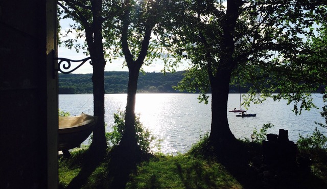 Seasonal conveniently located Family and Pet-friendly Lakefront Cottage.
