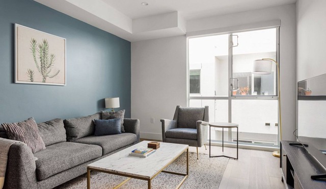 Serene Hollywood 1BR w/Gym & Pool, nr studios, by Blueground
