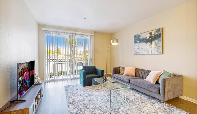 Serene Marina Hideaway | King Bed, Jacuzzi & BBQ