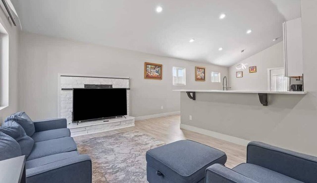 Shamrock Stay - Boise townhouse with fire pit