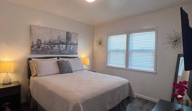 Sherman Oaks Apt: Free Parking, Near Universal Studios