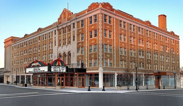 Short Drive to Genesee Theatre! 4 Relaxing Units, Full Kitchen, Pet-friendly!