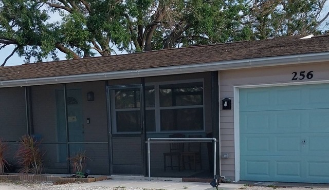 Short Term Housing or Vacation, Near Beach, Food & Shopping, Fenced, Pet Welcome