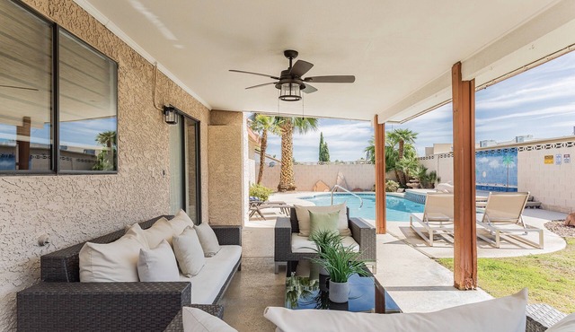 Shuffleboard/Swimming Pool/BBQ Grill, 4 Miles To The Strip, Pet Friendly!