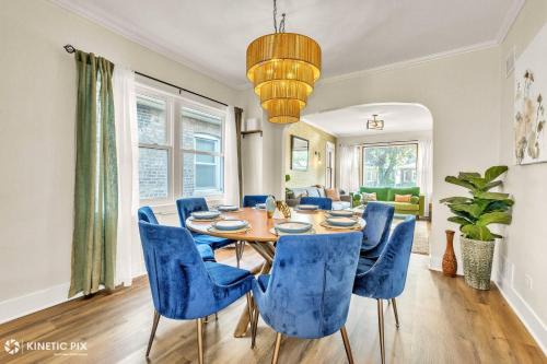 Sleeps 10 + Coffee bar + Game Room + Train to CHGO