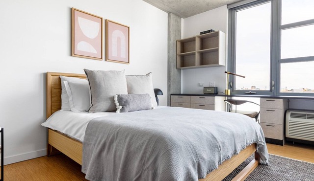 Smart Lincoln Park Studio w/W/D, Patio, walk to L, by Blueground