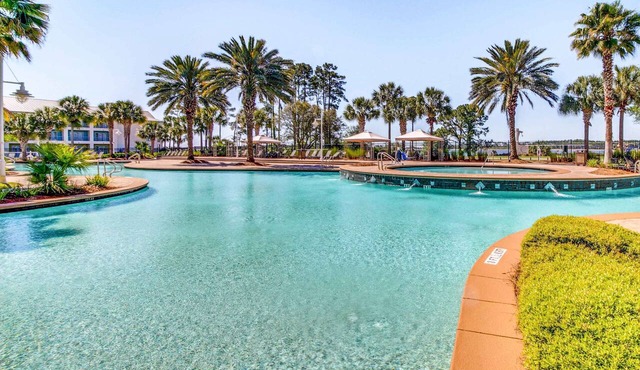 Snowbird-friendly condo with waterfront view, WiFi, AC, access to pool, hot tub