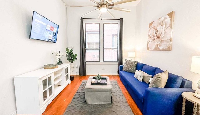 Spacious 2BR 700 sq ft suite with free parking, steps to the Convention Center and Gaslamp dining. Ideal for business or group travel.