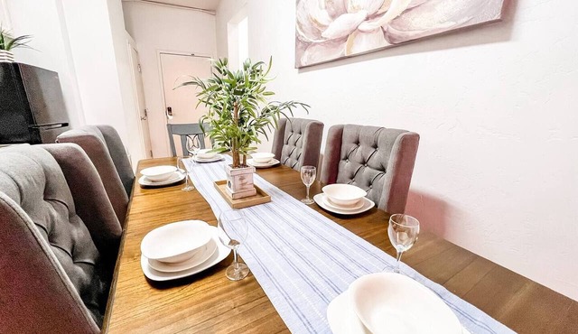 Spacious 2BR 700 sq ft suite with free parking, steps to the Convention Center and Gaslamp dining. Ideal for business or group travel.
