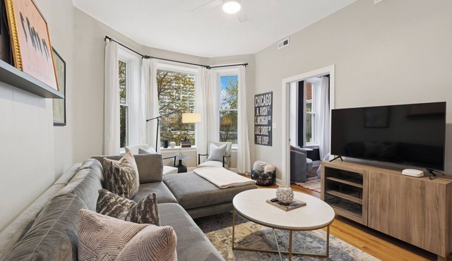 Spacious 4-bedroom apartment with WiFi, AC in brilliant Chicago