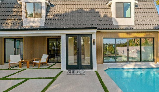 Spacious 5-bedroom house with large yard, parking and AC in LA near the beach