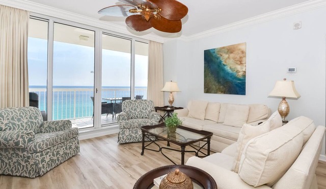 Spacious beachfront condo w/nearby dining & shopping in Central Destin! 🐬🌅🌴