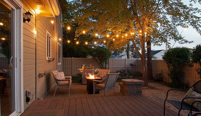Spacious Getaway, Perfect for Groups, Fire pit, BBQ, 70" TV, near The Village, TopGolf, Parks