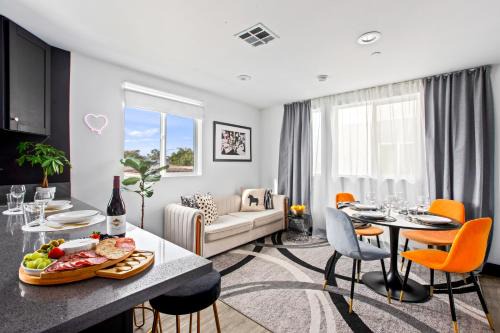 Spacious Luxury Villas in the heart of LA! Free parking and Jacuzzi