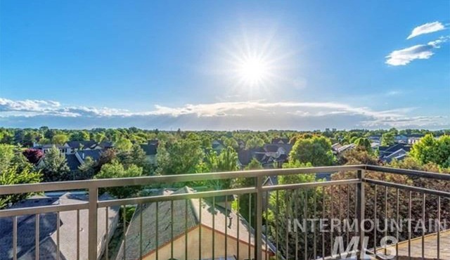 Spacious & Modern ~ Free E-Bikes ~ Pet-Friendly ~ Prime East End Location