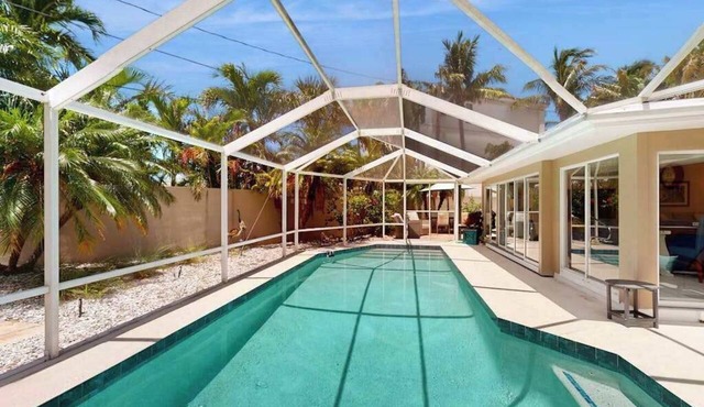St Armands oasis with saltwater pool - walk to beach & shops