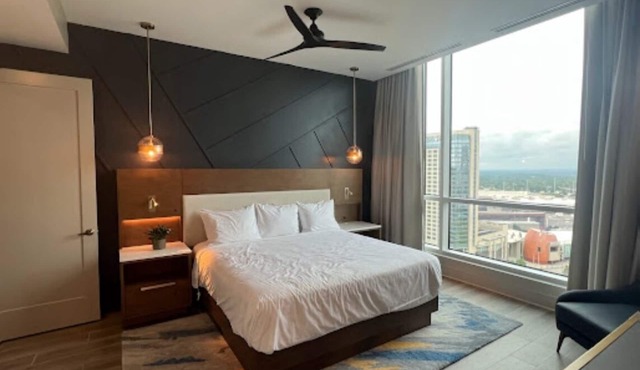 Steps from Centennial Park. Atl Studio, beautiful views. Downtown fun awaits!