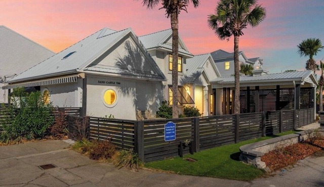 Steps from the sand! 4BR/3BA private home w/heated pool, 6 seater gas golf cart