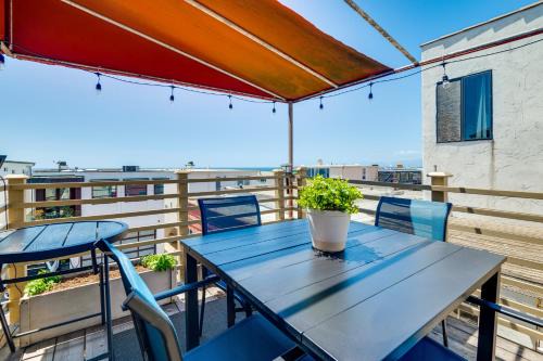 Steps to Ocean: Manhattan Beach Gem w/Deck!