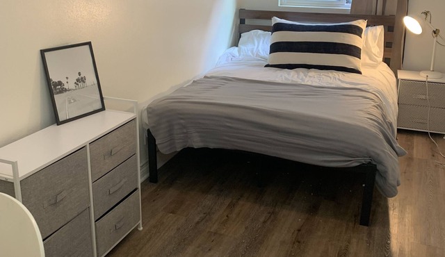 Studio Room & Full Bathroom 6 Blocks to the Beach!