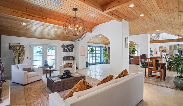 Stunning Art Nature Retreat Villa Calabasas Sleep for 8