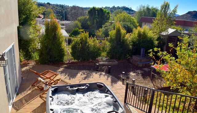 Stunning house with firepit, deck, enclosed backyard and mountain views
