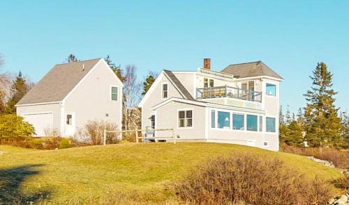 Stunning oceanfront cottage w/private deck and Atlantic views