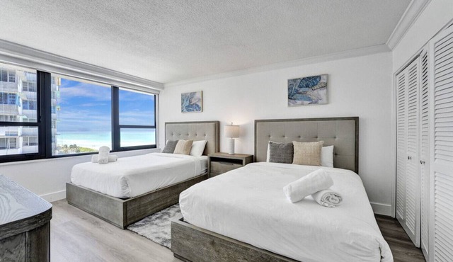 Stunning Resort Condo with Exclusive Beach Service, Pools & Gym 908