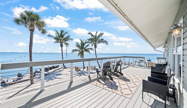 Stunning Riverfront Balcony Views! W/Private Beach Access & Perfect Setting for Events ⛱️