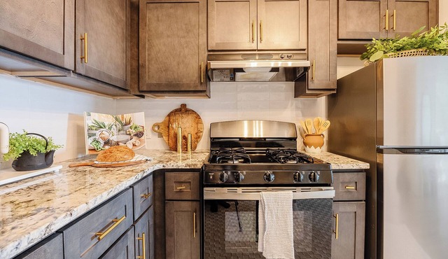STUNNING Skyline Views, Designer Apt, Sleeps 6, <30 Minutes to NYC Attractions!