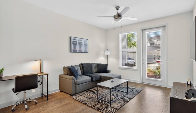Stylish 1BR Apt/King Bed/ Pool/Close to Beach