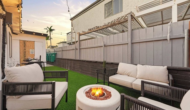 Stylish 2BR Retreat, Fire Pit plus Outdoor Lounge