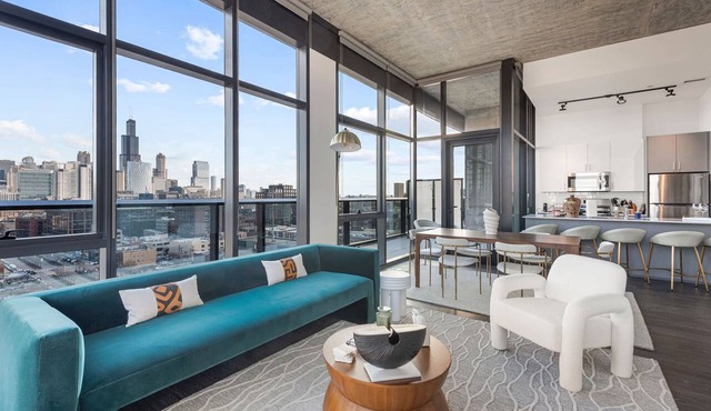 Stylish 2BR Retreat in Fulton Market for Getaways