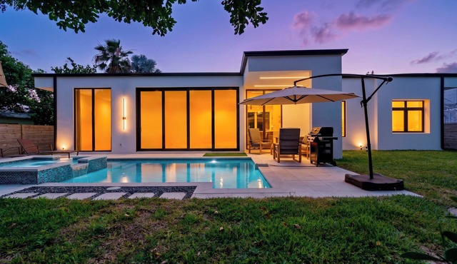 Stylish Pool Home 4BR Near Siesta Key "Palm Noir"
