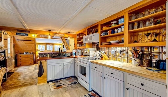 Sugarloaf Home, 2 bedrooms plus loft, 2 bathrooms - family & dog friendly