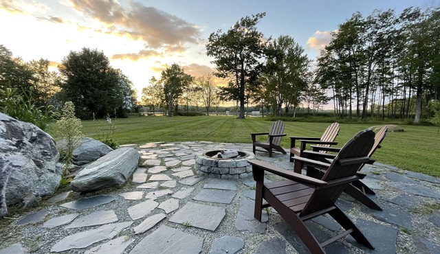 Sugarmaple Lakehouse; Cozy 2.6 Acre Lakefront Retreat