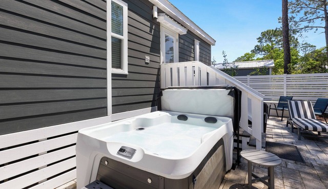 Sun Palace - Hot Tub + Bikes, Sleeps 2 - No Children
