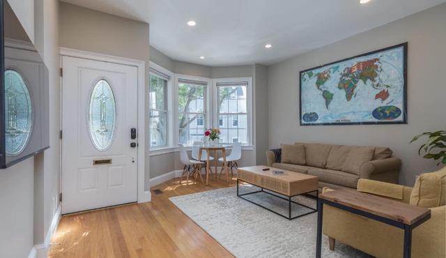 Sunny convenient home w/private patio! Easy walk to everything!