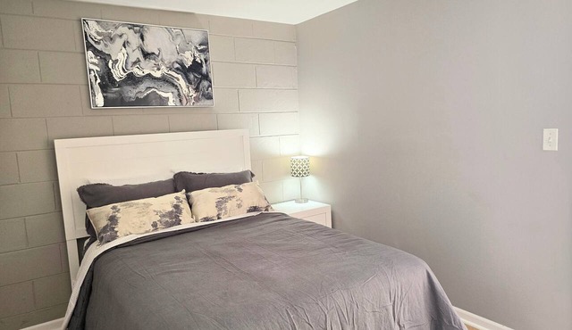Sunny, Stylish 1BR in Historic Beverly Perfect for Travel Pros -3 Beds