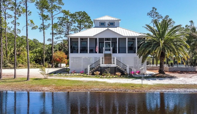 Sunset Views, Private Pool, On-site Catch & Release Fishing!