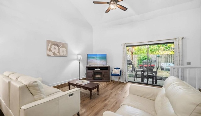 Sunsets on Lagoon Beach Getaway – Grill, Private Patio, Golf Carts Welcome