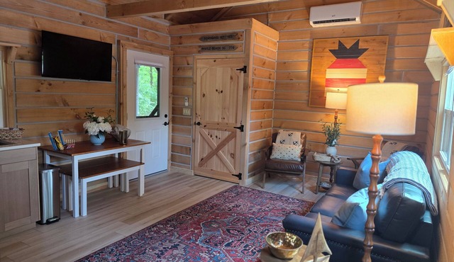 "The Boathouse" Luxury Tiny House close to Oasis sports complex!