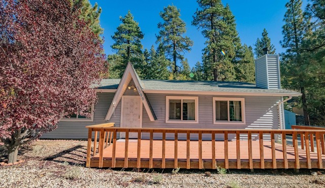 The Bunkhouse - Nestled by stunning trees of the San Bernardino Forest, Foosball table! Hot Tub!